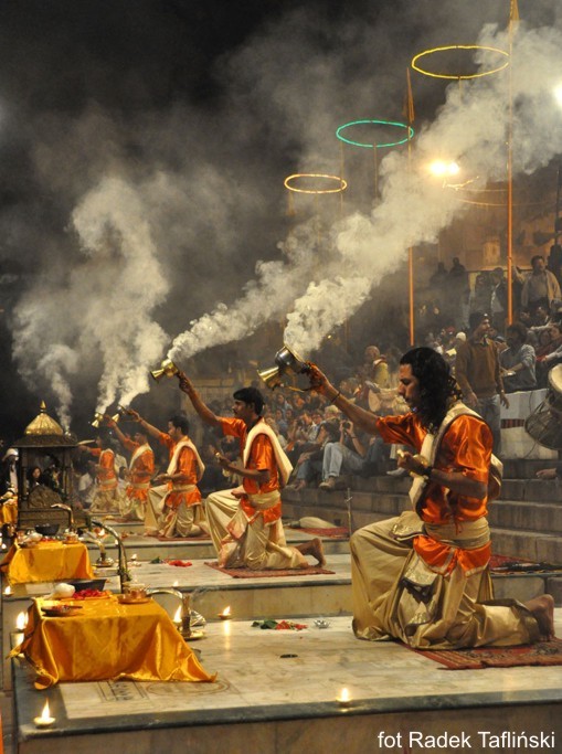 indie Waranasi Ganges wieczorne uroczystosci